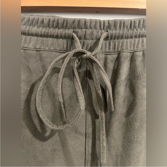 3/$25 CHAPTER ONE 2X Camo green suede style pant - Picture 2 of 7